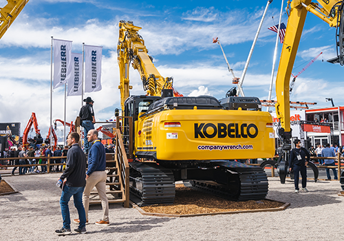 Kobelco excavator displayed with many attendees at CONEXPO-CON/AGG