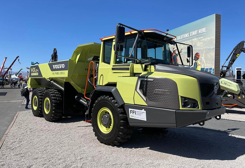 Taylor White, Matt Stanley and Katir Cranes talking